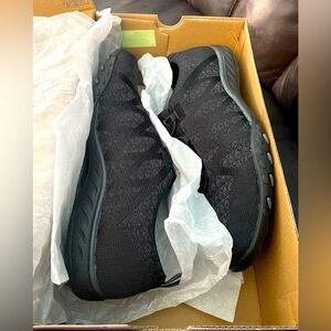 New in box Women’s Skechers sz 9.5